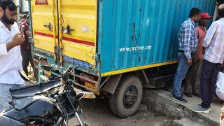 सतना में स्टेशन रोड पर नो इंट्री में बेकाबू हुआ कंटेनर, चार वाहनों को टक्कर मार आर्किटेक्ट के कार्यालय में घुसा