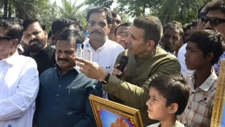 देवास में MP कांग्रेस अध्यक्ष जीतू पटवारी शराब का क्वार्टर देकर अधिकारियों से बोले- आप पीकर देख लो