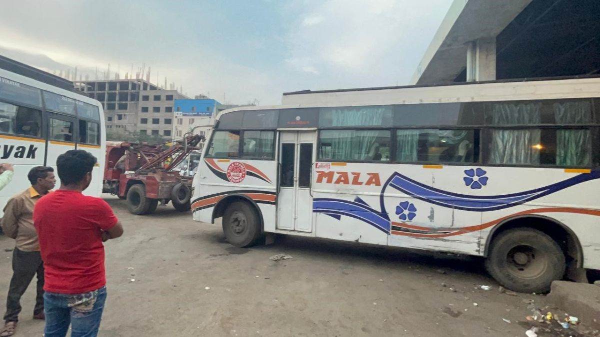 भोपाल ISBT में 8 बसों में आग के बाद जागा निगम... परिसर से 16 बसें हटाईं, गंदगी और ऑयल टंकियां हटाईं
