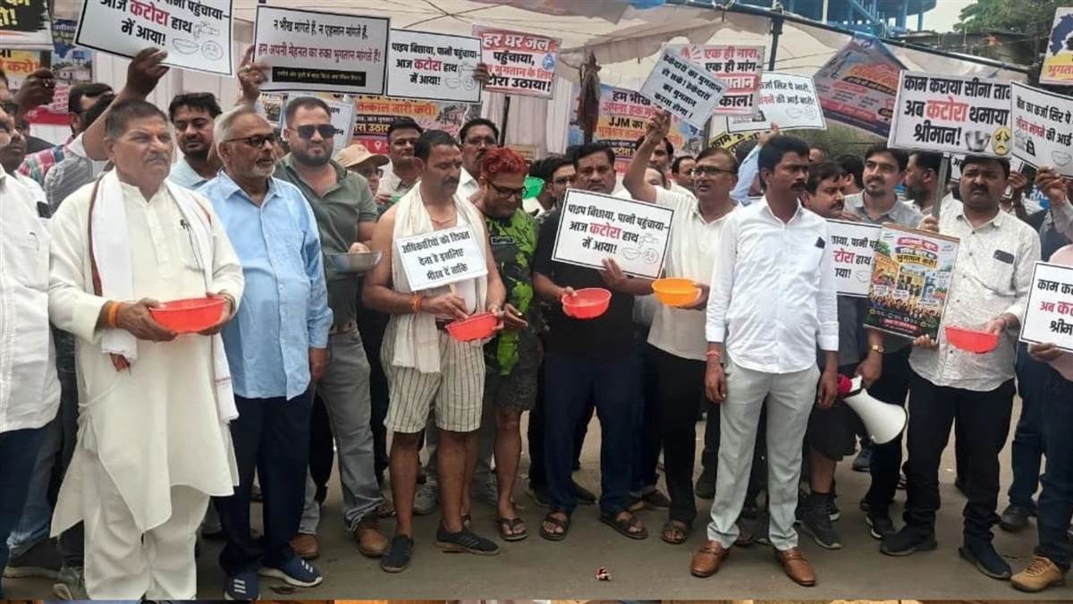 रायपुर में जल जीवन मिशन के ठेकेदारों का प्रदर्शन, 5000 करोड़ के बकाए की मांग को लेकर कटोरा लेकर सड़क पर उतरे