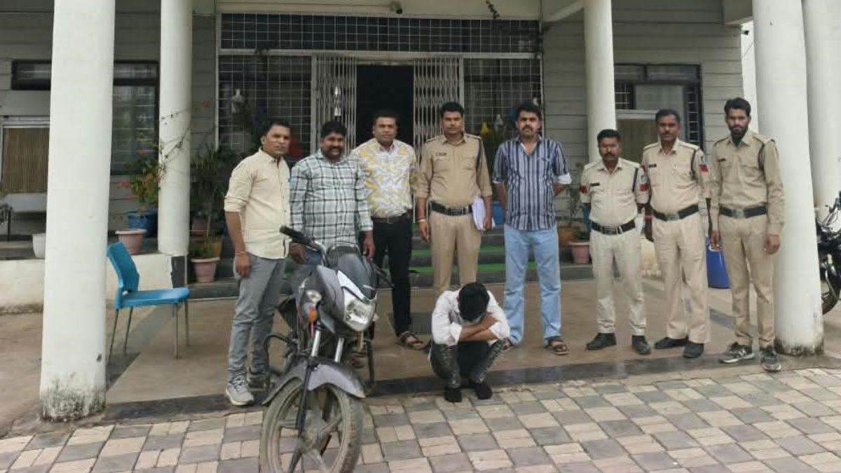 लिफ्ट देने के बहाने बैठाया, रास्ता बदलकर 80 वर्षीय बुजुर्ग को पीटा... विदिशा में मारपीट कर छीने 9 हजार