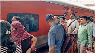 रायपुर-दुर्ग और बिलासपुर रूट पर ट्रेनों की लेटलतीफी से यात्री बेहाल, सांसद को भी आधे घंटे करना पड़ा इंतजार