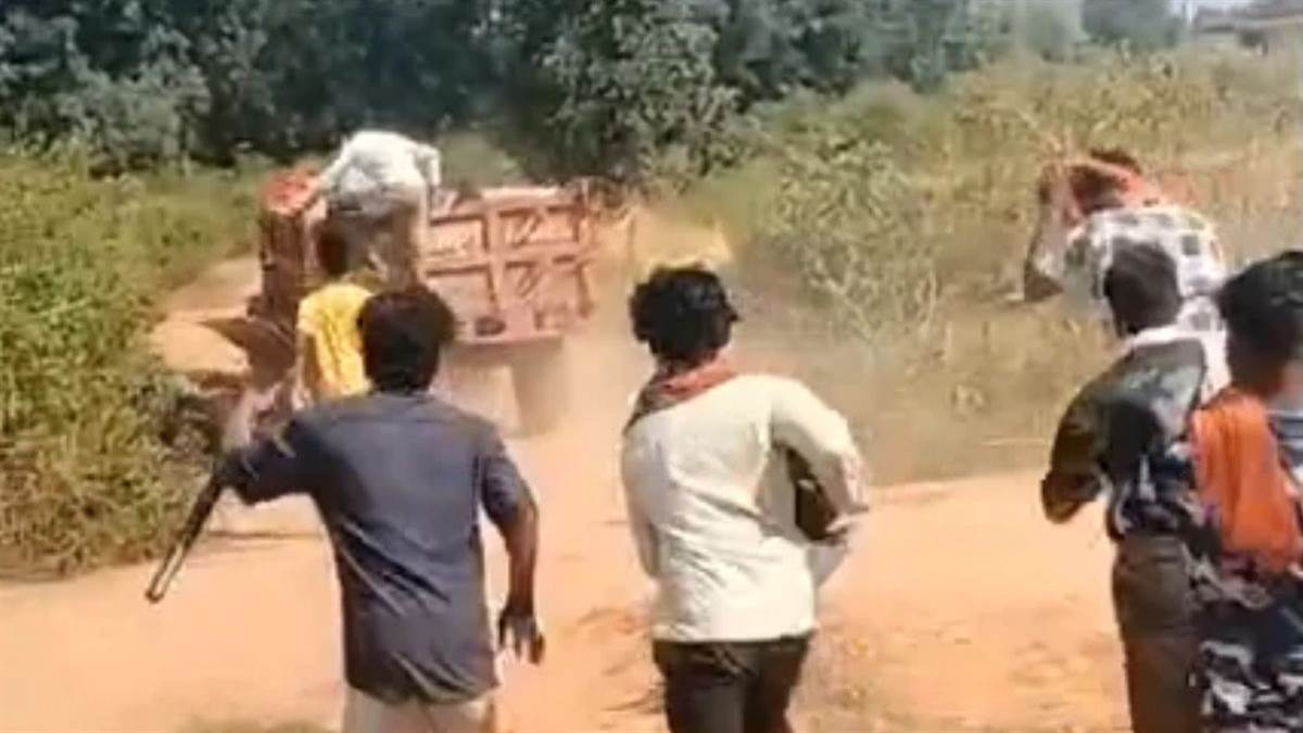 उमरिया के जंगल में रेत उत्खनन, वन विभाग की टीम देख सड़क पर रेत गिराकर भागे ट्रैक्टर सवार
