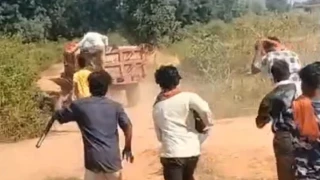 उमरिया के जंगल में रेत उत्खनन, वन विभाग की टीम देख सड़क पर रेत गिराकर भागे ट्रैक्टर सवार