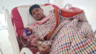 जबलपुर में शराब के लिए दो हजार रुपये मांगे, नहीं देने पर एक ने पकड़ा, दूसरे ने चाकू मारा; तीसरे ने चलाई गोली