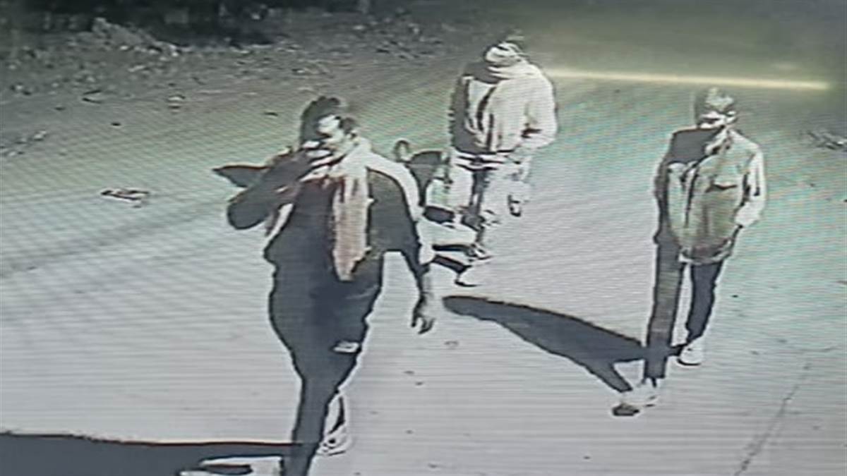 Burhanpur Crime news: शराब ठेकेदार से लूट, फुटेज में मास्क से चेहरा छिपाए नजर आए तीन लुटेरे