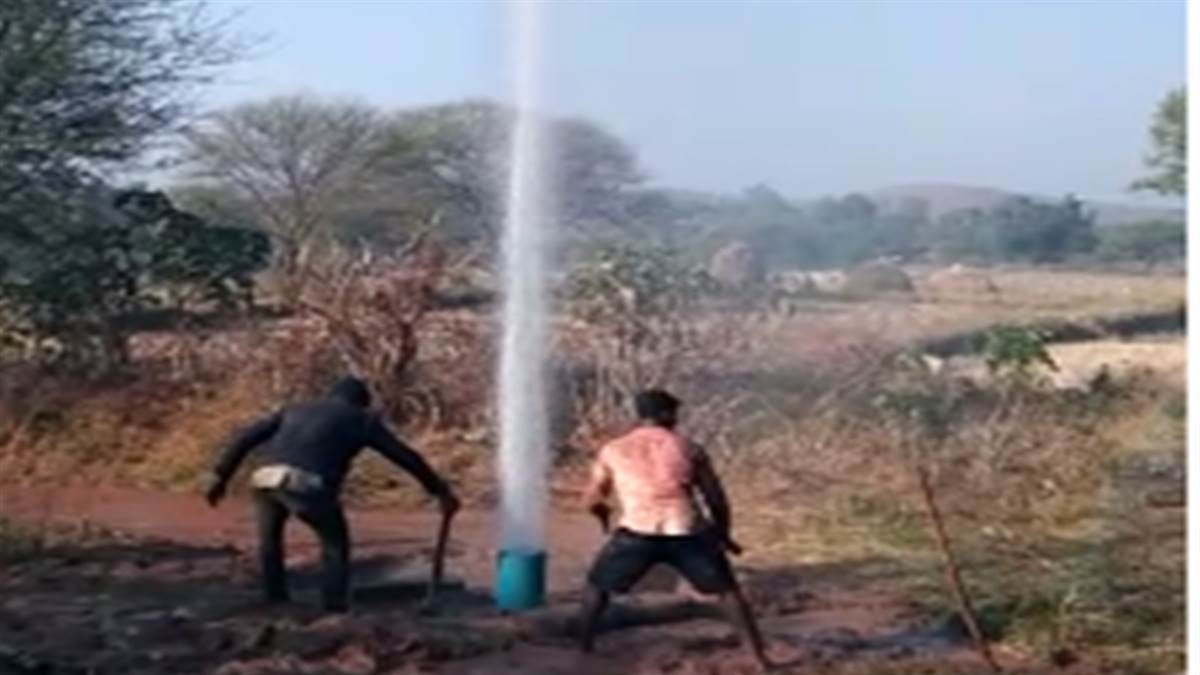 Dindori News : नलकूप खनन के दौरान निकली पानी की तेज धारा, लोगों के लिए बना कौतूहल