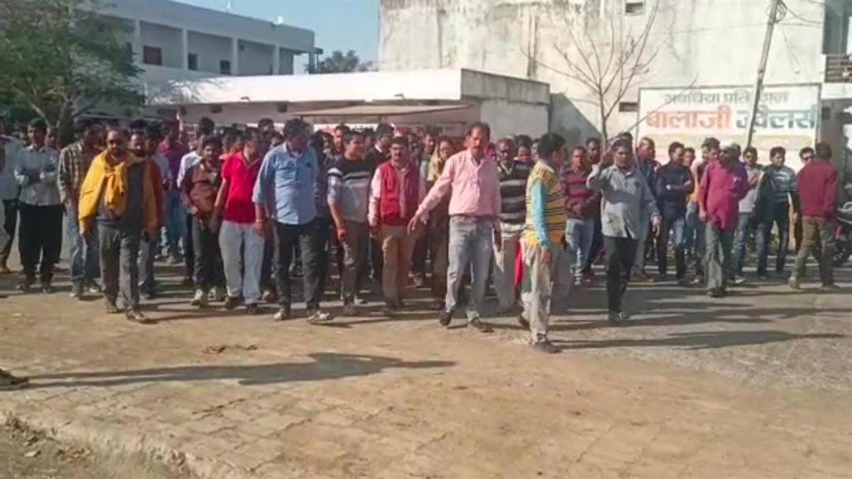 Jabalpur News:अतिक्रमण हटाने से नाराज व्यापारियों ने परसवाड़ा कराया बंद