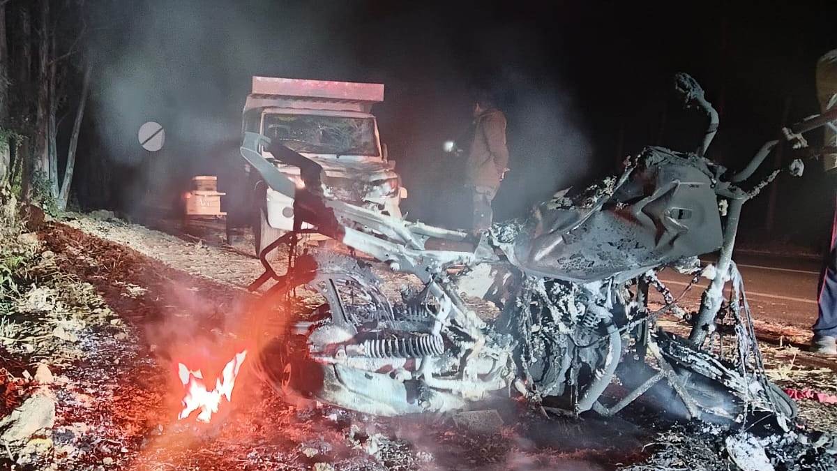 डिंडौरी में शादी के कार्ड बांटकर लौट रहे चचेरे भाइयों की हादसे में मौत, पिकअप से टक्कर के बाद जली बाइक