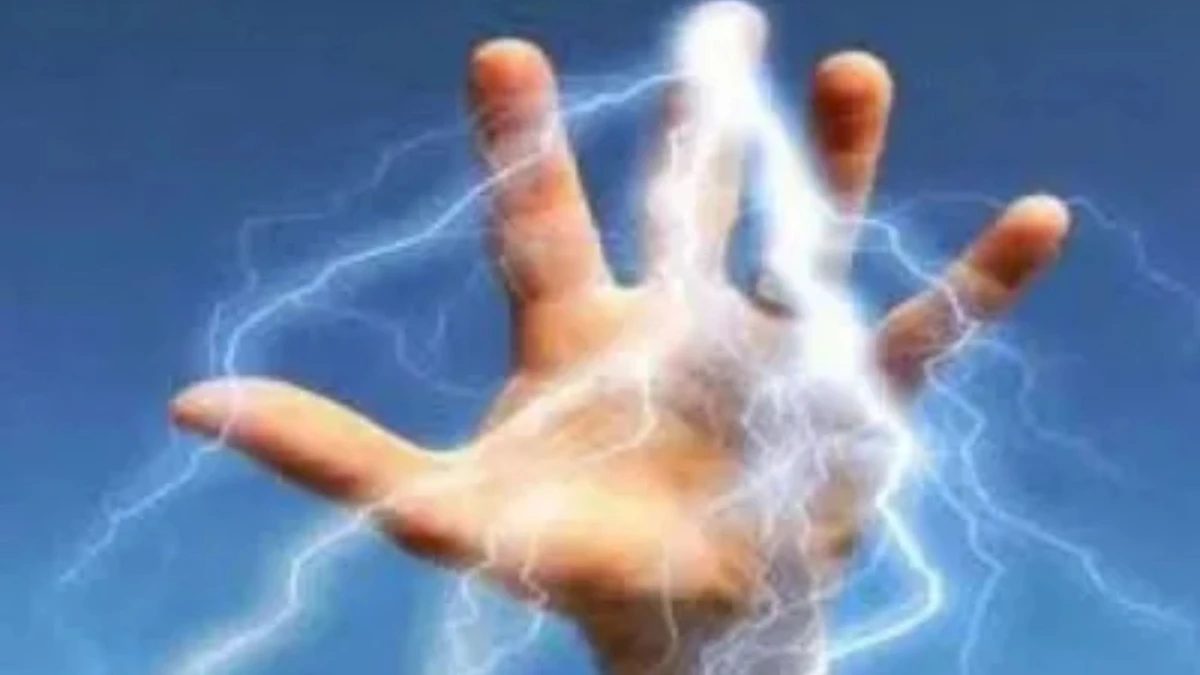 पतंग उड़ाते समय हाईटेंशन लाइन की चपेट में आया 12 साल का बच्चा, करंट से लगा जोरदार झटका