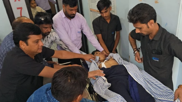 Ratlam: स्कूल में इंस्टाग्राम रील बनाई, प्रबंधन ने पिता को बुलाया तो तीसरी मंजिल से कूदा छात्र