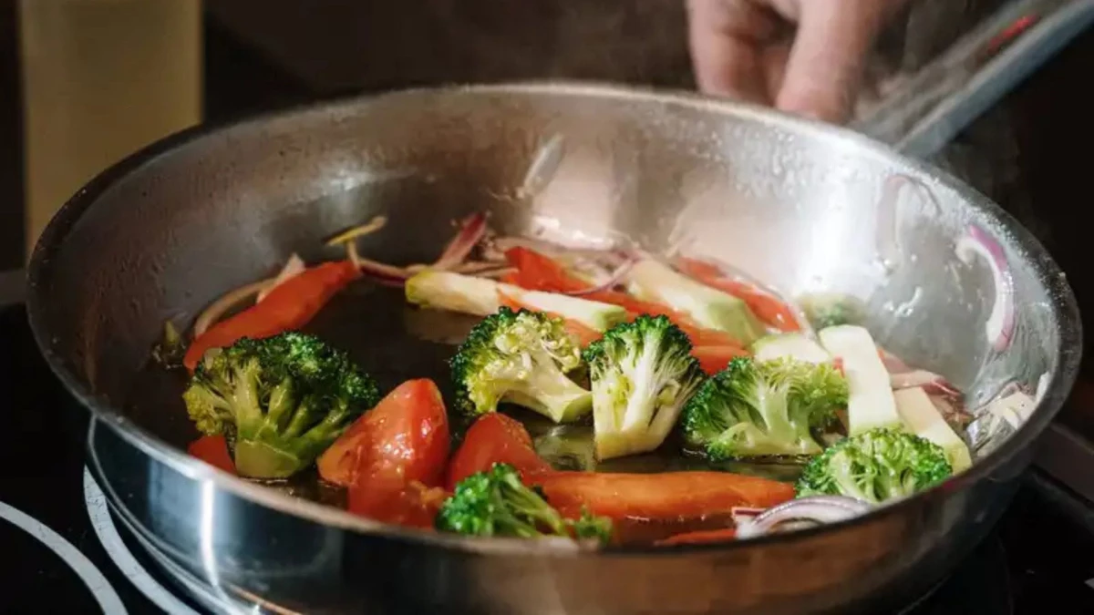 इन 6 सब्जियों को भूलकर भी दोबारा गर्म करके न खाएं, फूड पॉइजनिंग का हो जाएंगे शिकार