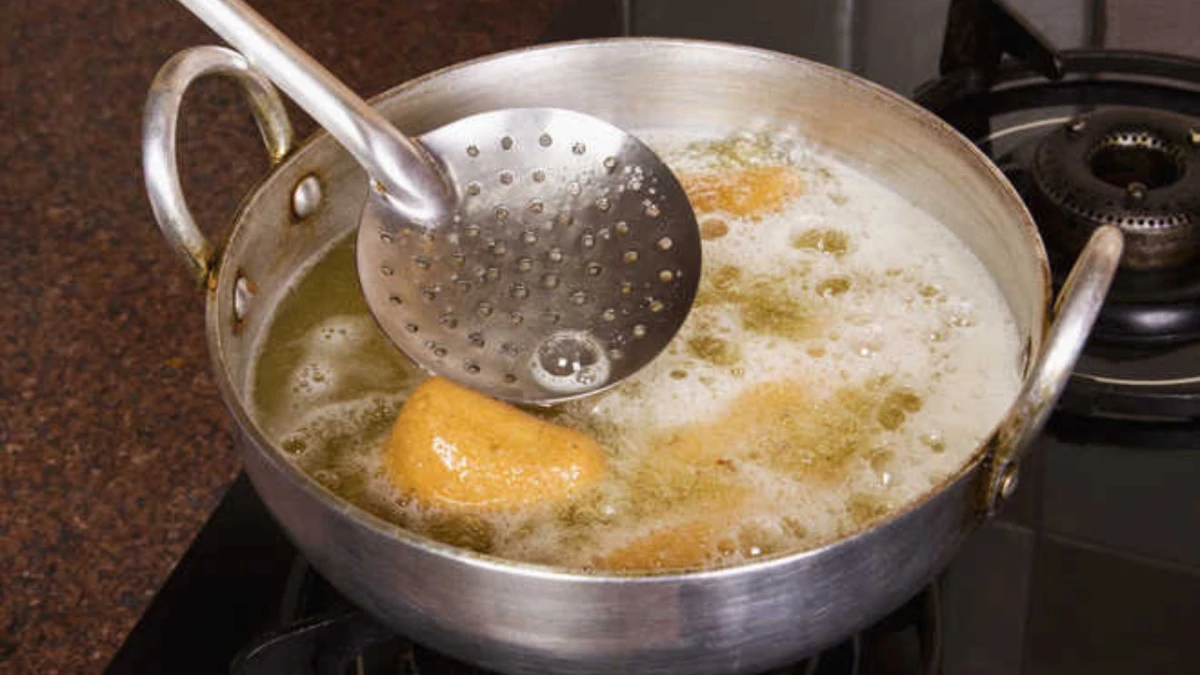 कड़ाही में बचे हुए तेल को बार-बार करते हैं गर्म? तो बढ़ सकता है इन 5 बीमारियों का खतरा