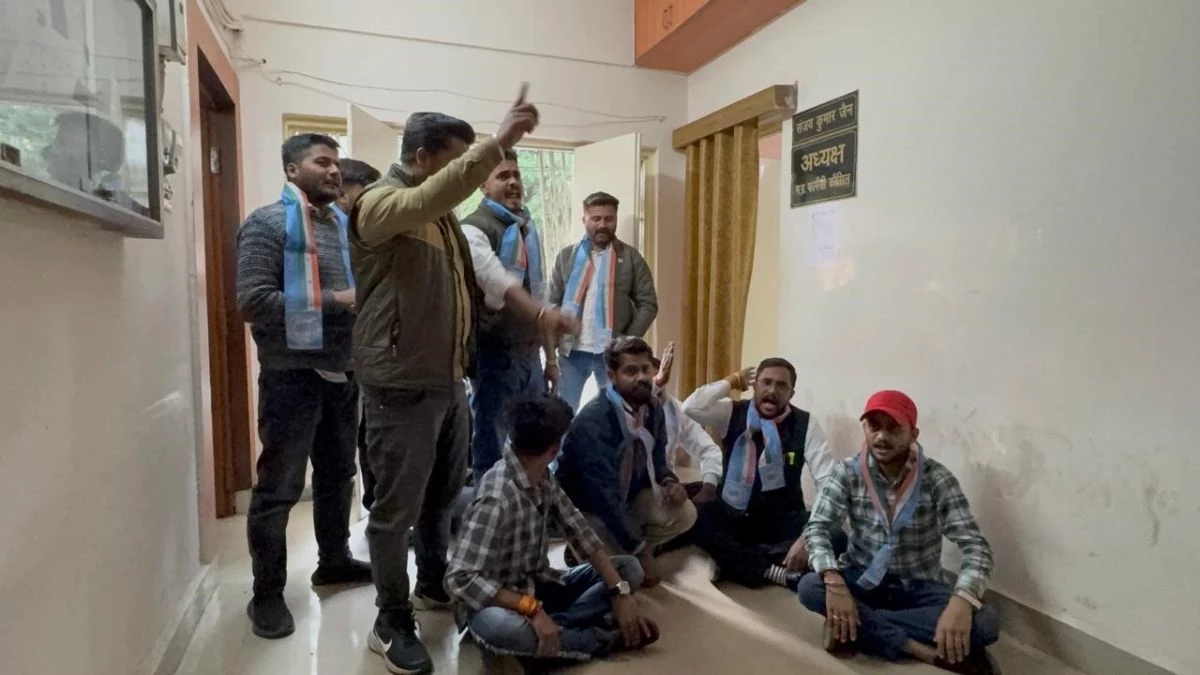 भोपाल में फार्मेसी काउंसिल अध्यक्ष पर लगे गंभीर आरोप, NSUI ने नेम प्लेट पर पोती कालिख, तत्काल इस्तीफे की मांग