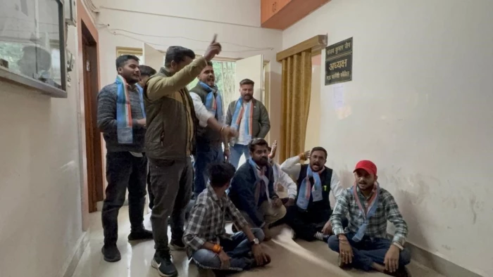 भोपाल में फार्मेसी काउंसिल अध्यक्ष पर लगे गंभीर आरोप, NSUI ने नेम प्लेट पर पोती कालिख, तत्काल इस्तीफे की मांग