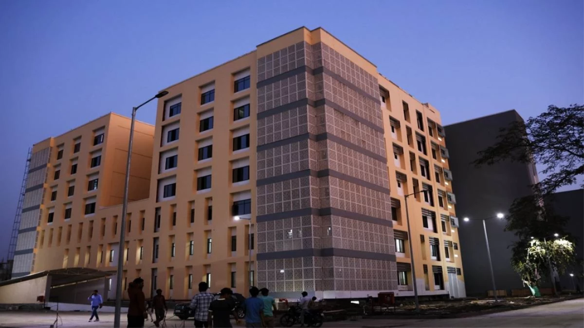 इंदौर के ESIC अस्पताल में डकैती... गार्ड को बंधक बनाकर 10 मिनट में काटे चंदन के तीन पेड़, सफेद कार में हुए फरार