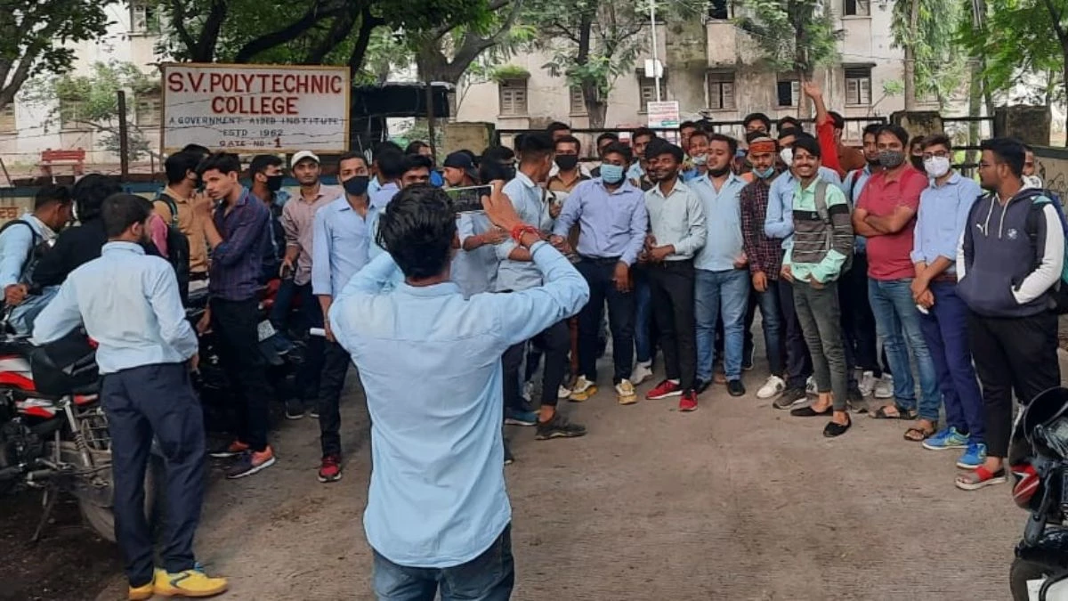 इंदौर ITI में मूक-बधिरों पर 'जुल्म'... पढ़ाई की जगह कटवाई घास, विरोध करने पर दी फेल करने की धमकी