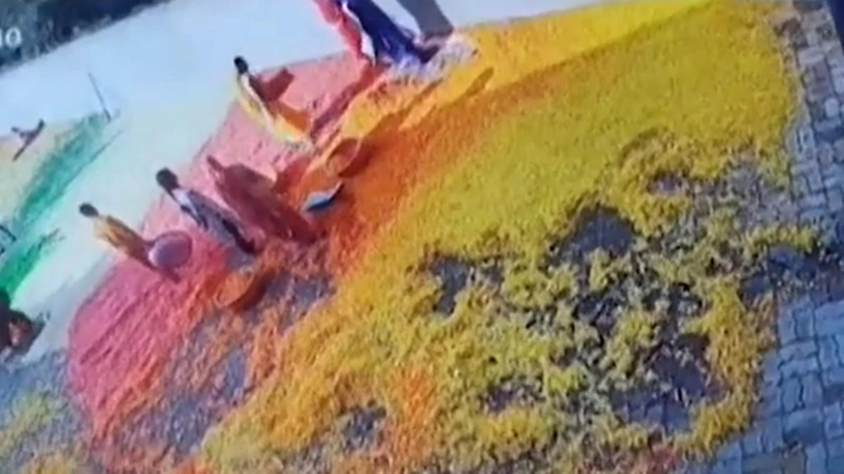 जबलपुर में फूड प्रोडक्ट्स फैक्ट्री पर पड़ी रेड, पैरों से कुचलकर फ्राइम्स को मिला रहे थे कर्मचारी