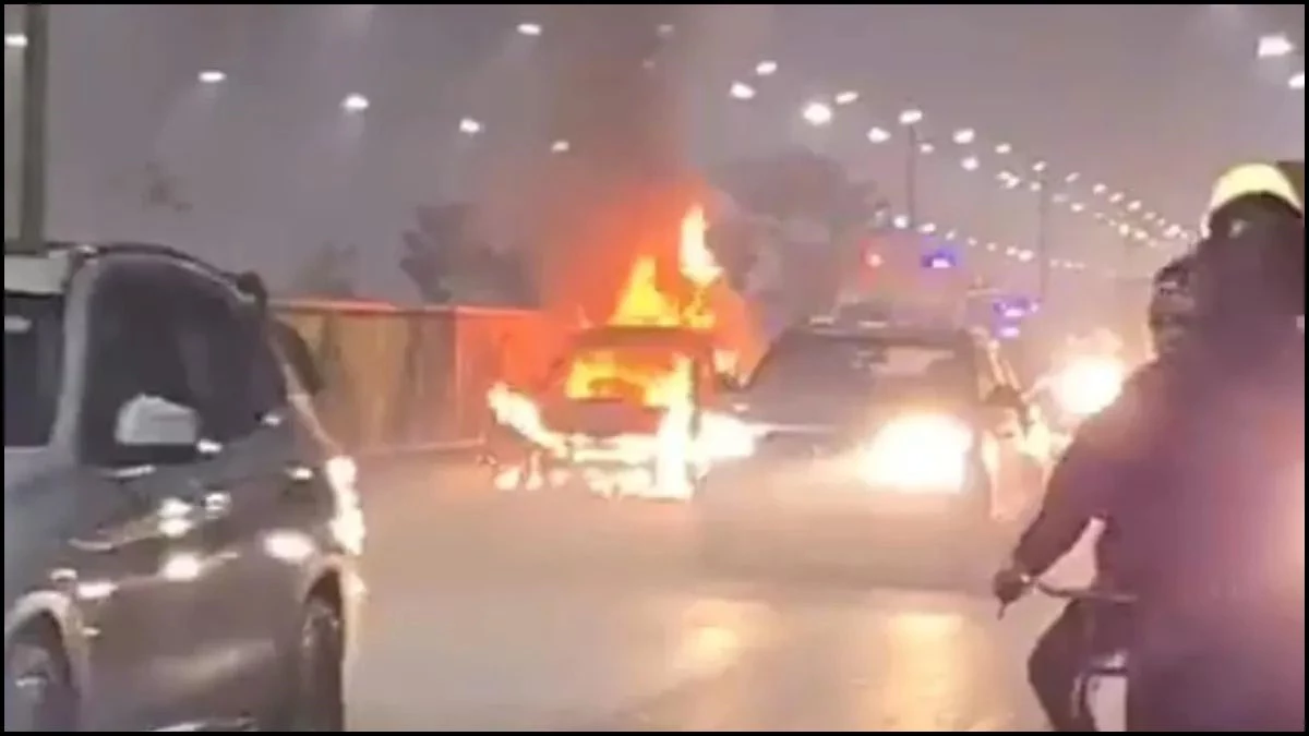 चलती कार बनी आग का गोला, सर्विस लेन पर i20 में लगा शॉर्ट सर्किट, चालक ने कूदकर बचाई जान
