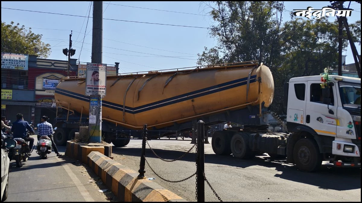 इंदौर-इच्छापुर मार्ग पर कलेक्टर ने लगाया प्रतिबंध, सुरक्षा के लिए बदला भारी वाहनों का रास्ता, दुर्घटनाओं का बढ़ा अंदेशा