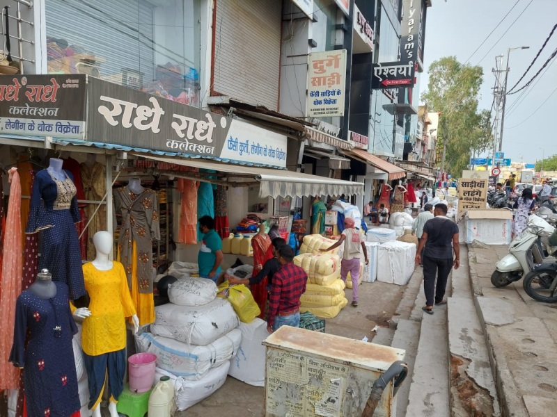 बैरागढ़ में दुकानों के सामने डमी, डिस्‍प्‍ले बोर्ड से संकरे हुए बाजार