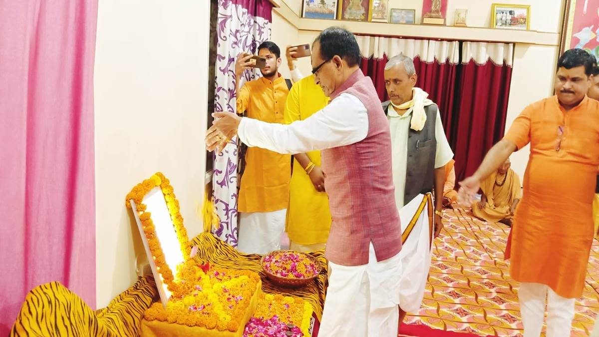 Anuppur News : मुख्यमंत्री  शिवराज सिंह चौहान ने अमरकंटक के महामृत्युंजय आश्रम में ब्रह्मलीन स्वामी शारदानंद महाराज को दी श्रद्धांजलि