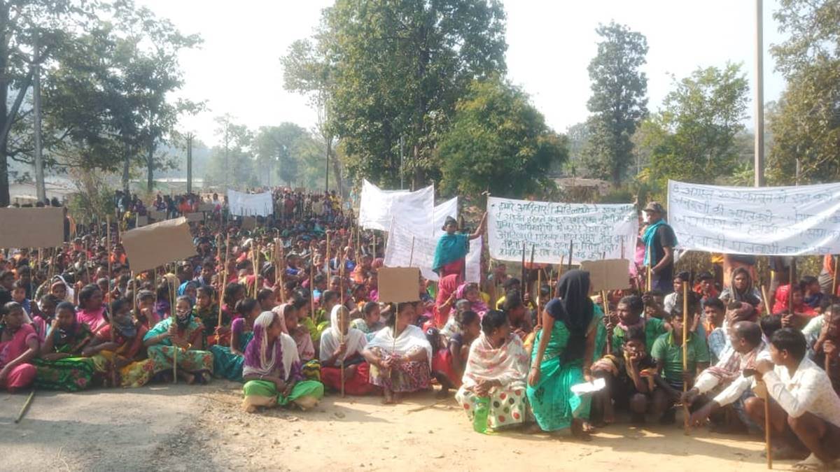 Narayanpur News: पारंपरिक हथियारों के साथ ग्रामीणों  ने ओरछा मार्ग में किया सड़कजाम