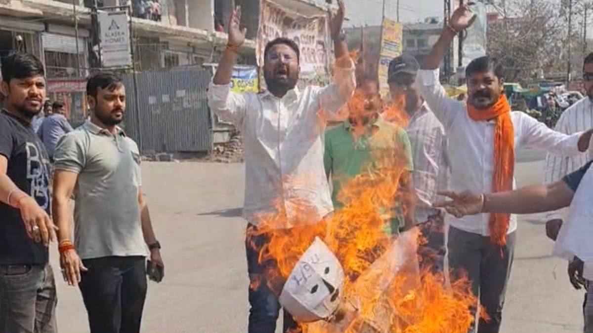 Bilaspur News: तखतपुर में हुई मारपीट की घटना के विरोध में भाजयुमो ने सीएम का फूंका पुतला