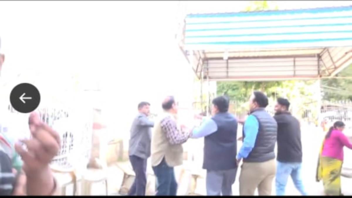 MP Information: मारपीट का वीड‍ियो वायरल, भाजपा इसे कांग्रेस कार्यकर्ताओं का आपसी व‍िवाद बता रही है