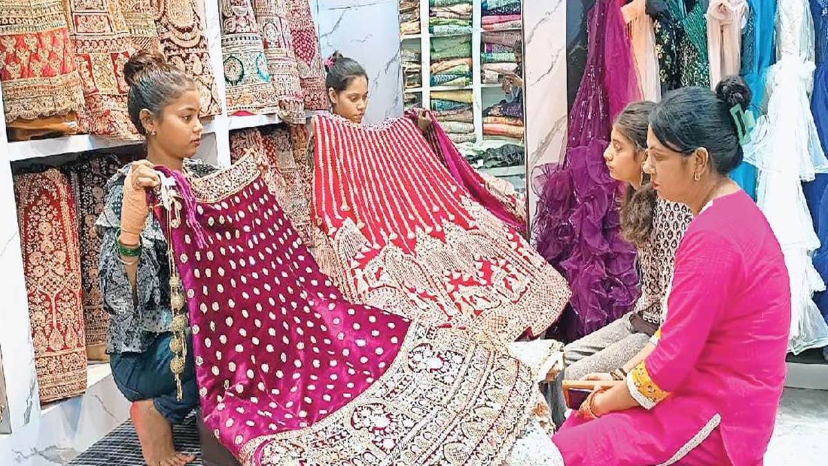 राजस्थान के इन बाजारों से खरीदें बांधनी लहंगे | best market for bandhani  lehenga in rajasthan | HerZindagi