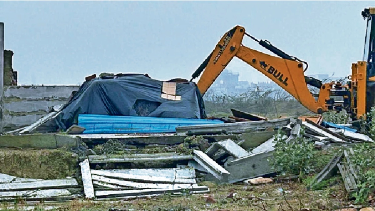 ग्वालियर में भू-माफिया पर नगर निगम का हथौड़ा,  22 एकड़ में कटीं 4 अवैध कॉलोनियां जमींदोज, सड़कों पर चला बुलडोजर