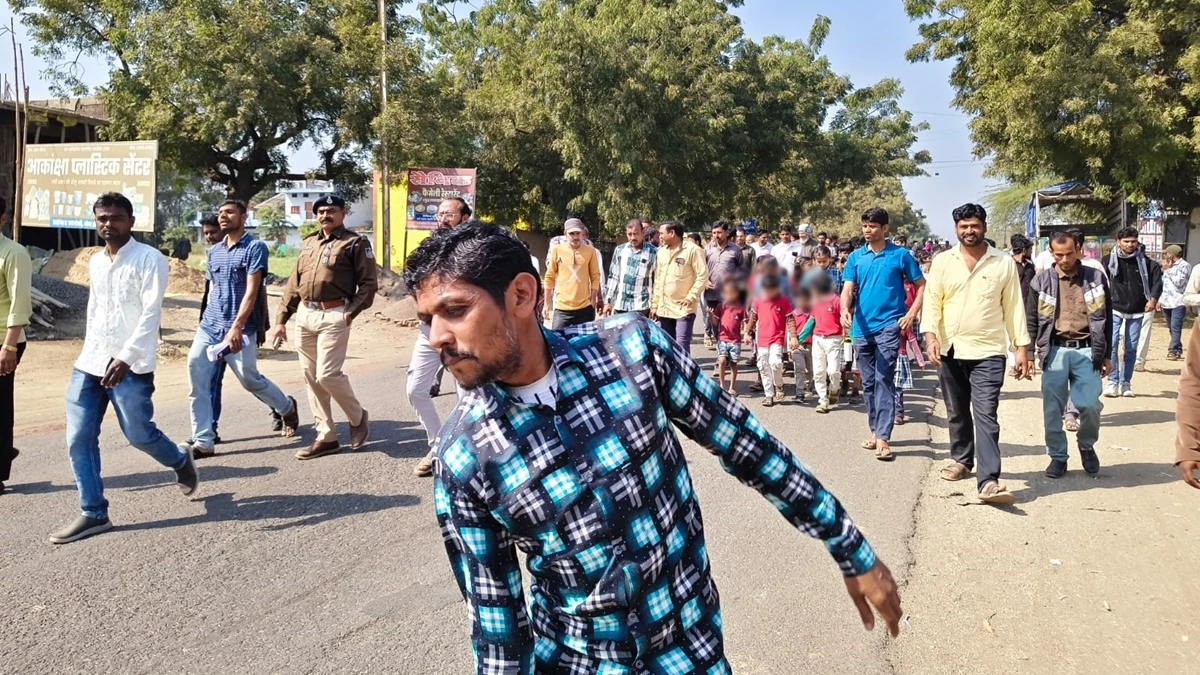 शिक्षक के तबादले पर भड़के ग्रामीण, बच्चों ने सड़क पर उतरकर जताया विरोध