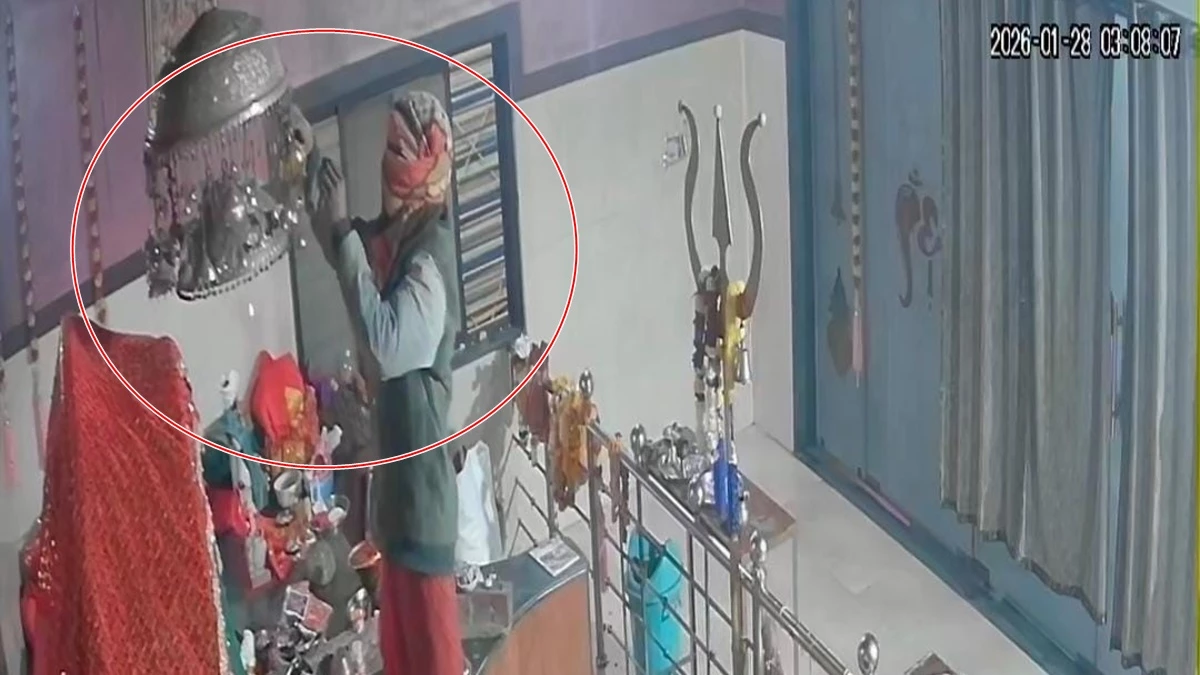 उज्जैन के नजरपुर में जूते पहने माता मंदिर में घुसा चोर, प्रणाम कर चुरा ले गया चार किलो चांदी के गहने और छत्र