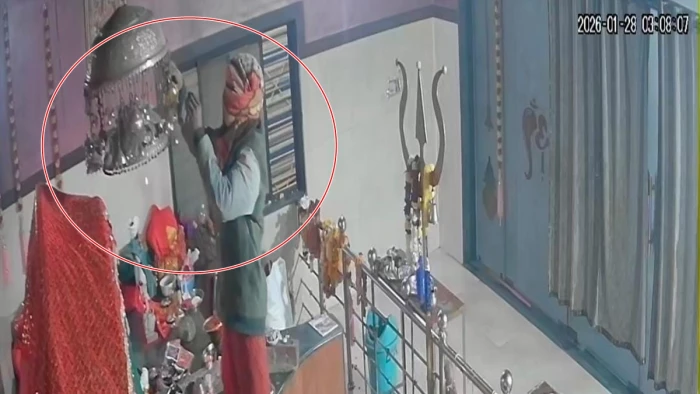 उज्जैन के नजरपुर में जूते पहने माता मंदिर में घुसा चोर, प्रणाम कर चुरा ले गया चार किलो चांदी के गहने और छत्र