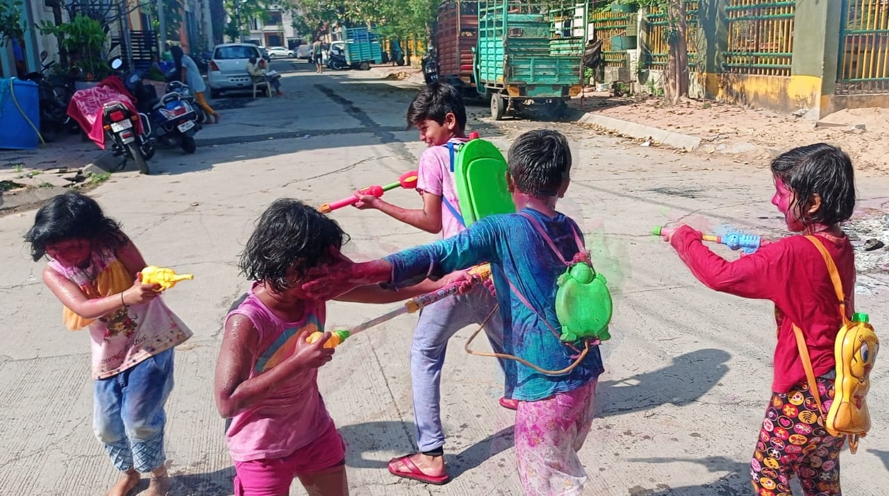 Indore news: झूंठ की होली जली जली जावे, सांच को है ऊंचो भाल होली लाई रंग गुलाल...