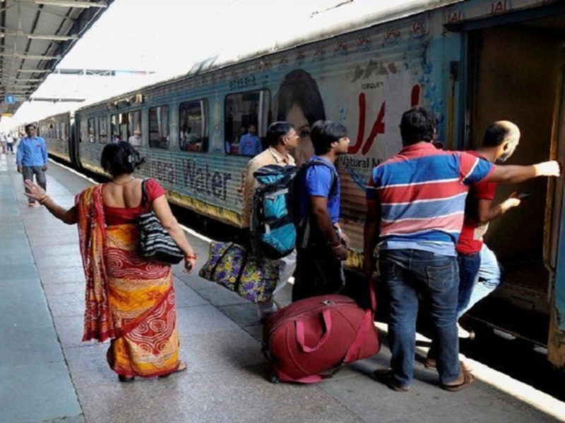 Bhopal Railway News: रेल यात्रियों को डीआरएम ने समझाया- कोरोना से मास्क ही बचाएगा
