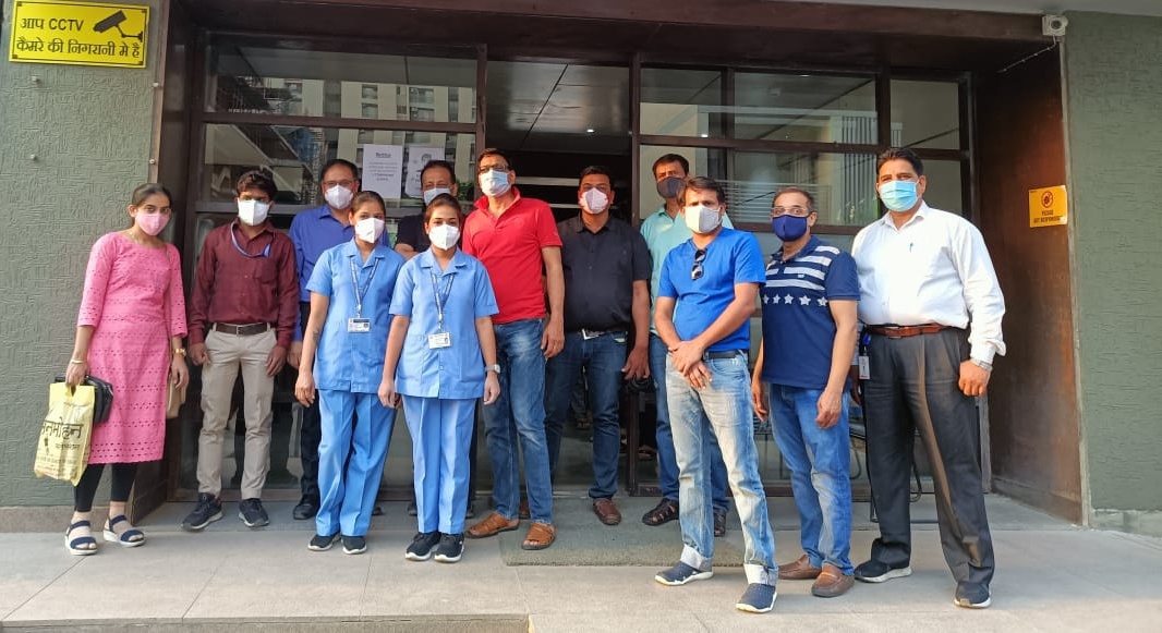 Corona indore news: टाउनशिप में मरीज बढ़े तो रहवासियों ने शिविर लगवाकर किया लोगों का टीकाकरण