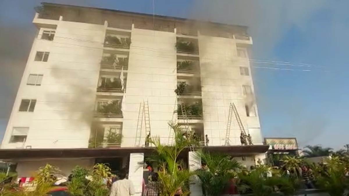 Fire in Indore: इंदौर के पांच मंजिला पपाया होटल के पिछले हिस्से में दोबारा लगी आग