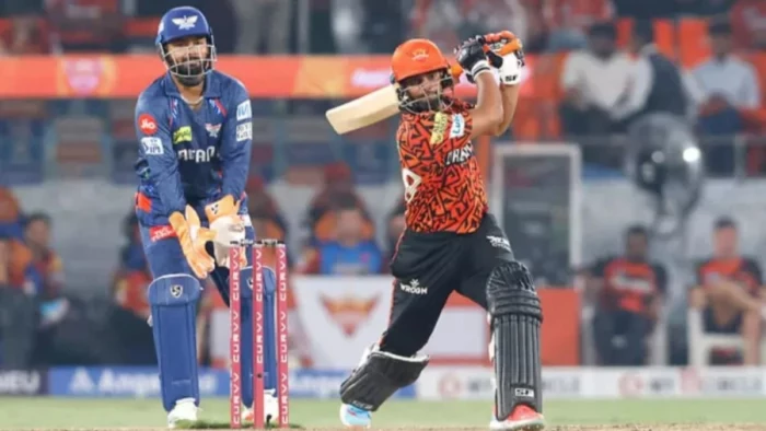 संघर्ष से सफलता तक: मां को खोया, चाचा ने संवारा... अब IPL 2026 में चमका झांसी का 'अनिकेत'