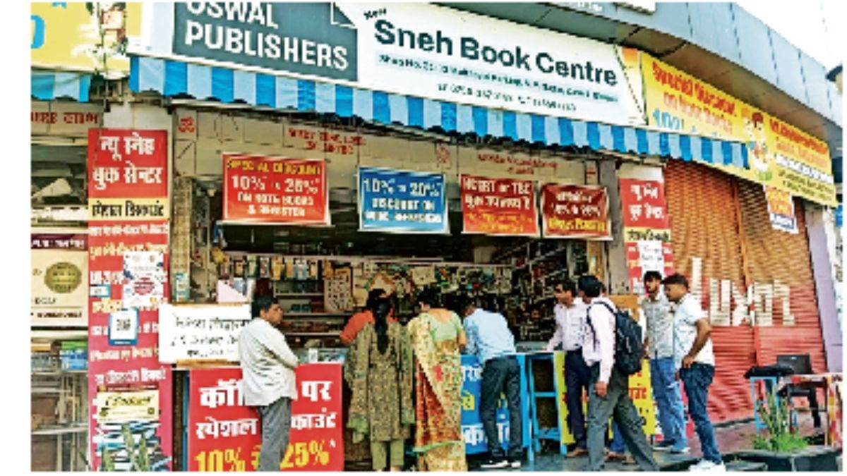 भोपाल में NCERT के नाम पर अभिभावकों की जेब काट रहे बुक स्टोर, कलेक्टर की टीम ने 100 की किताब 300 में बेचते पकड़ा