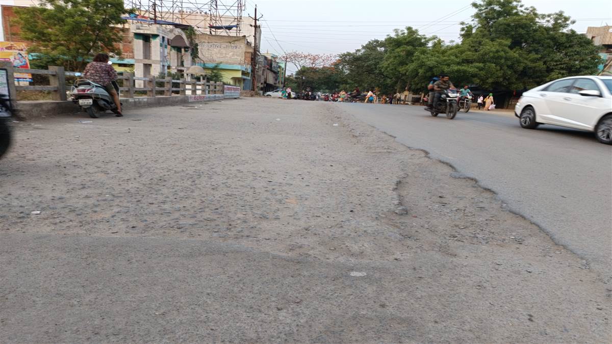 Janjgir-champa News : 66 लाख के पुल के ऊपर दो साल में नहीं चढ़ी डामर की परत
