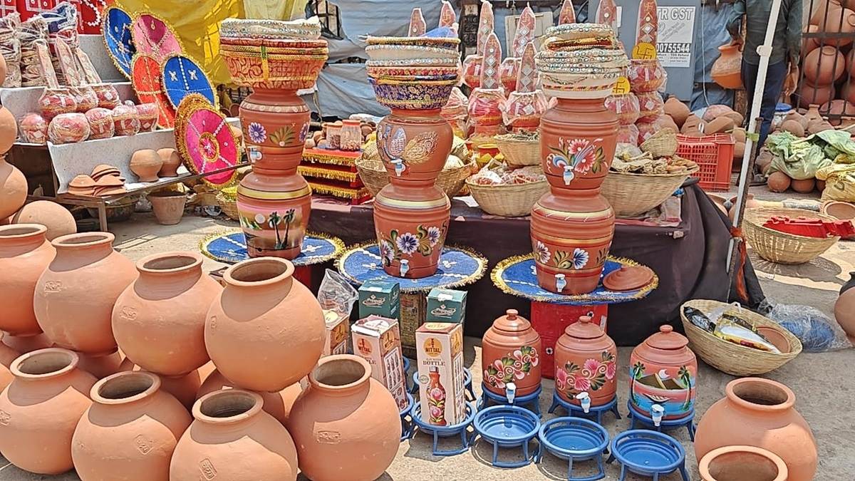 Bilaspur News: गर्मी बढ़ते ही बाजारों में दिखने लगी मिट्टी से बने मटकों की रौनक