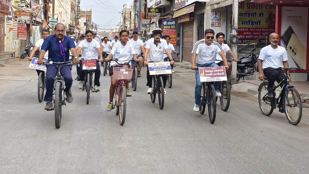 Bilaspur Election News: जब बिलासपुर शहर के सड़कों पर कलेक्टर और एसपी ने चलाई साइकिल