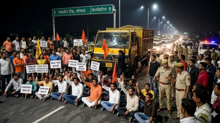 भोपाल के रायसेन रोड पर हाईवोल्टेज ड्रामा, हिंदू संगठनों ने रोके ट्रक, गोवंश के अवशेष होने की आशंका में हंगामा