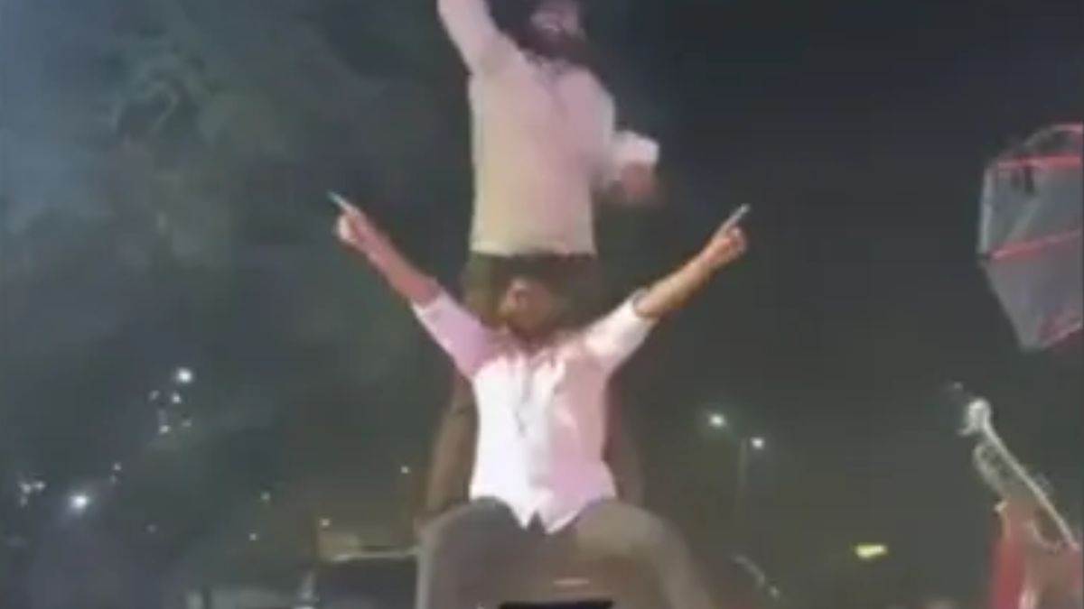 यूपी के औरैया जिले में भाजपा नेता की कार बनी ‘डांस फ्लोर’, नोट उड़ाने का वीडियो वायरल