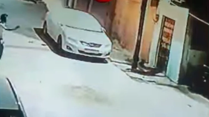 भोपाल के कोलार में सिरफिरे युवक का तांडव, शादी में नहीं बुलाया तो जला दी कार, वीडियो वायरल