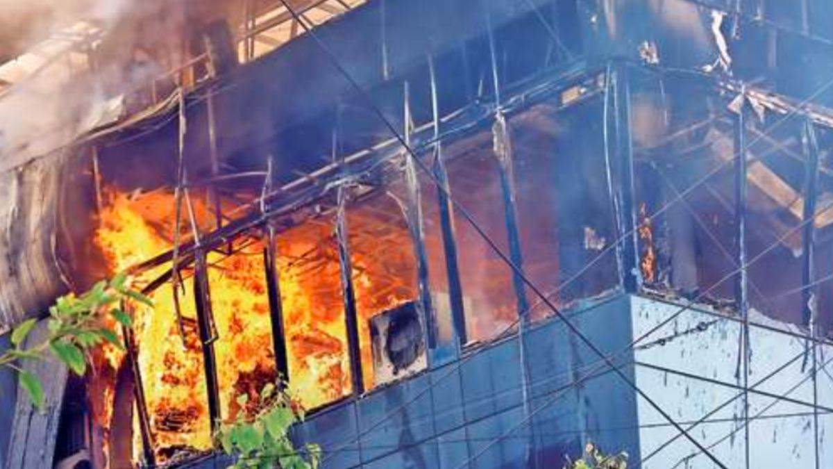 Fire in Indore: लापरवाही की ‘लपटों’ के मुहाने पर खड़ा इंदौर शहर