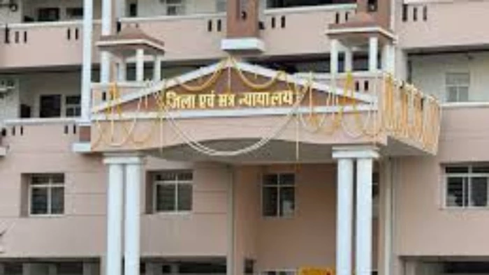 ग्वालियर कोर्ट रूम में 'नेग' का खेल... फाइल के अंदर रखे नोट और बाबू ने मुस्कुराकर डाल लिए जेब में, वीडियो वायरल