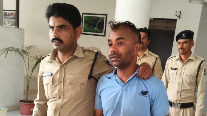 MP में जनसुनवाई के दौरान आत्मदाह की कोशिशें जारी, रतलाम में जमीन विवाद को लेकर युवक ने खुद पर उड़ेला घासलेट