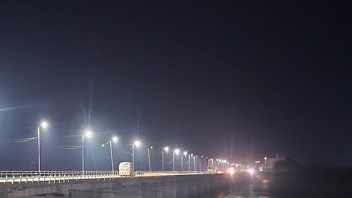 Janjgir-champa Information : स्टीट लाइट के जलने से शबरी पुल हुआ रोशन